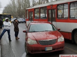 На Центральном проспекте произошла авария с участием иномарки и троллейбуса, образовалась автомобильная пробка