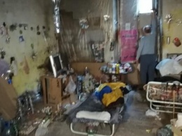 Грибок, горелка в кухонной раковине и свалка: семья одесситов 20 лет не покидала пределы своей квартиры