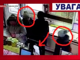 ВИРУСНОЕ ВИДЕО: Пара воровок «бомбит» в Кривом Роге в одном из магазинов на мкрн. Юбилейный