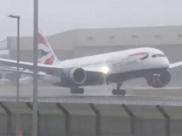 Самолет British Airways из-за шторма не мог приземлится в аэропорту Лондона