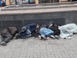 Соцсети шокировало фото бомжей в центре Киева