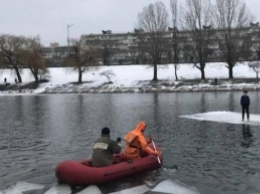 В Киеве раздетый ребенок плавал на льдине