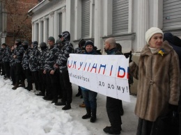 Нацики забросали краской консульство России