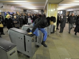 Харьковчане грозятся прыгать через турникеты в метро
