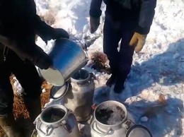 В Казахстане перевернулся спиртовоз, народ с ведрами бросился запасаться