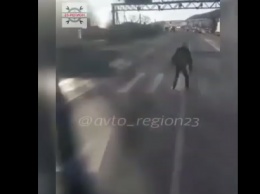В Новороссийске на видео грузовик чуть не сбил сотрудника ДПС