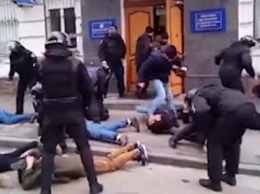 Полицейского, кричавшего "Лежать, Бандера!" и избивавшего ногами лежащих, идентифицировали - Луценко