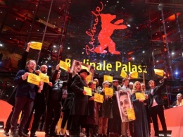 На красной дорожке Berlinale прошел флешмоб с призывом освободить Олега Сенцова