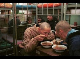 Со следующего года заключенным в Украине урежут норму хлеба, но добавят компот и голубцы