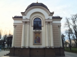 Осквернение храма в Запорожье: охранник стер тряпкой нацистскую символику