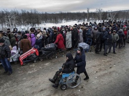 Иностранный фотокорреспондент снял жуткие фото очередей с пожилыми людьми на пунктах пропуска на Донбассе