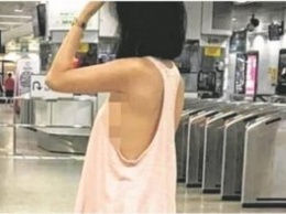 Полуголая девушка каталась в метро Сингапура