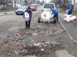 Жители Диевки сами залатали ямы на дорогах