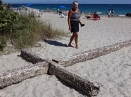 Во Флориде на пляж выбросило несколькометровый крест