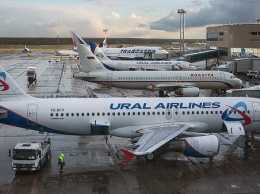 В аэропорту Барнаула при посадке в самолет рухнул трап, пострадали четыре человека. Видео