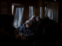 На февральском морозе: опубликованы жуткие фото километровых очередей к пунктам пропуска на Донбассе