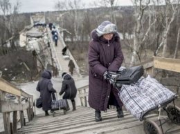 Длинные очереди, хамство и произвол: что происходит на КПВВ в Станице Луганской