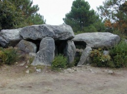 Первые мегалиты появились семь тысяч лет назад на территории Франции