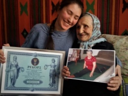 Шпагат в 93: бабушка с Львовщины установила рекорд Украины