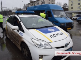 В Николаеве на оживленном перекрестке патрульные штрафовали нарушителей ПДД