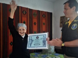На Львовщине 93-летняя женщина села на шпагат и установила рекорд