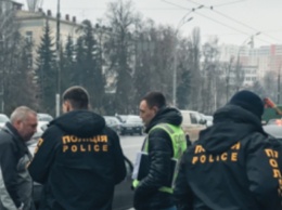 Люди в масках расстреляли авто в Киеве: введен план "Перехват"
