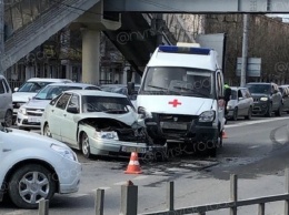 В Новороссийске перевозившая ребенка машина скорой помощи столкнулась с легковушкой