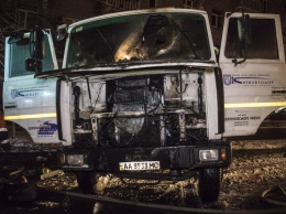 В центре Киева ночью сгорел мусоровоз "Киевавтодора"