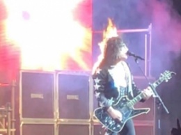 У гитариста на сцене загорелась голова (видео)