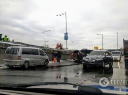 В Киеве грузовик врезался в снегоуборочный трактор и снес его с эстакады