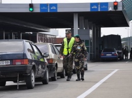 На границе с Польшей два украинца избили пограничника и закрылись в бусе: нарушителей доставали из авто силой (видео)