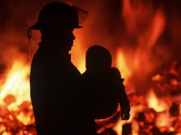 В Киеве загорелась квартира с годовалым ребенком внутри