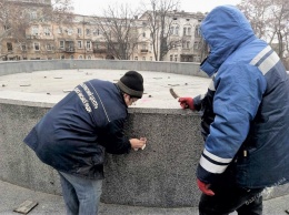 Скоро весна: в Одессе приводят в порядок городские фонтаны (фото)
