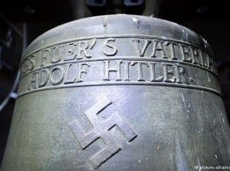 Церковь в Германии попала под суд за колокола со свастиками