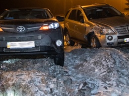 ДТП в Киеве: на Столичном шоссе не поделили дорогу внедорожники