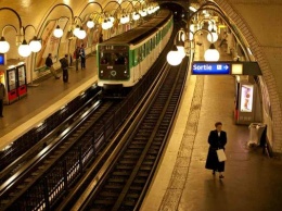 В метро Парижа неизвестный облил пассажира кислотой