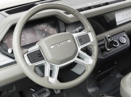 Cалон нового Land Rover Defender показали на шпионском фото