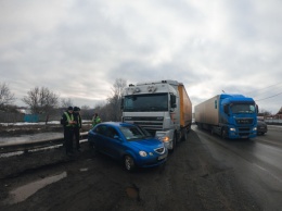 В Киеве грузовик влетел в легковушку, которая попала в "слепую зону". Фото и видео с места аварии