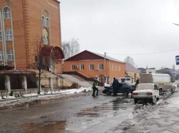 В Одесской области у входа в храм произошло ДТП с участием автомобиля почты (фото)