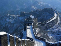 Великая Китайская стена из-за морозов превратилась в непроходимую ледяную горку. Видео