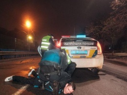 В Киеве пьяный в хлам водитель чуть не изнасиловал полицейских