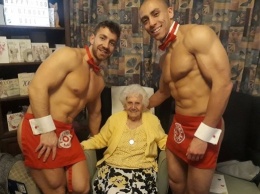 В Британии пенсионерке на 100-летие подарили вечер с голыми официантами. Фото