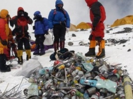 Доступ для туристов на Эверест частично закрыли из-за мусора