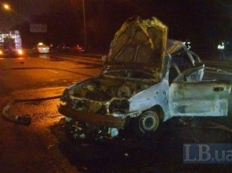 Lanos с пассажиром сгорел после ДТП на Столичном шоссе в Киеве