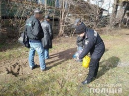 В Николаеве участковые вылили на землю 10 литров самогона