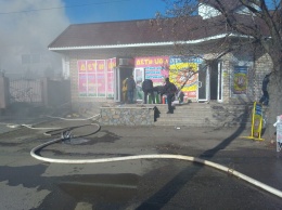 В запорожской области загорелся магазин - внутри находился продавец