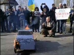 Под стенами дома Порошенко устроили митинг и показали сожжение "евробляхи"