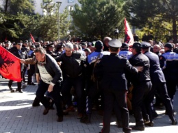 В Албании на оппозиционном митинге произошли столкновения - в ход пошли "Коктейли Молотова" и слезоточивый газ