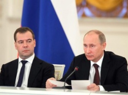 «Димон-молчун»: Путин держит Медведева в правительстве из-за его умения увиливать от проблем