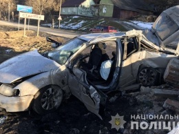 На Львовщине легковушка снесла пост пограничников, есть жертвы